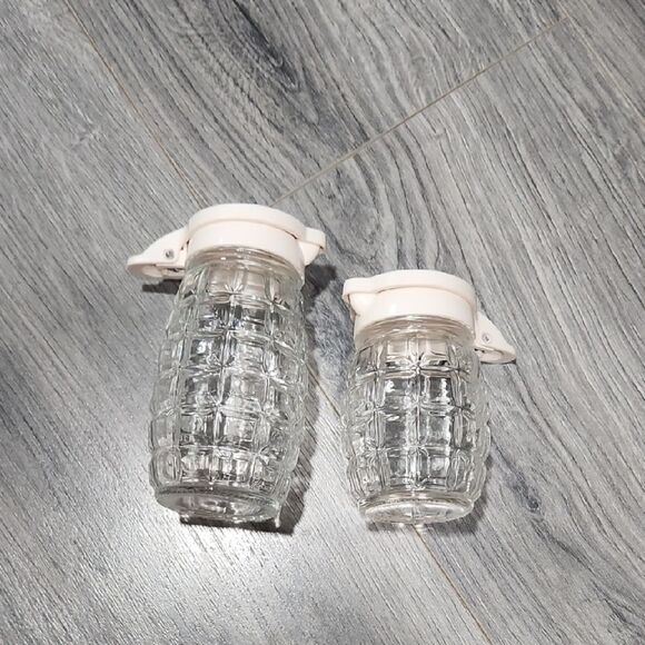 Set Of 2 VINTAGE Clear Decanters - Picture 1 of 8